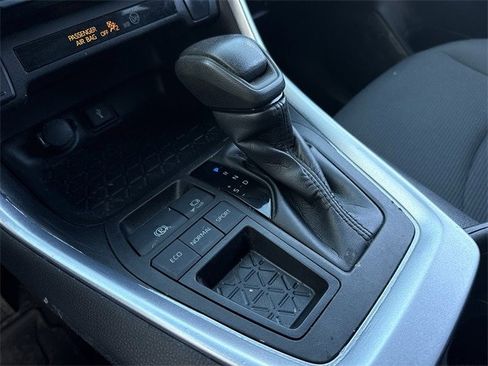 Used 2022 Toyota RAV4 LE image 20