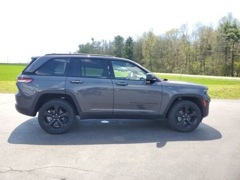 Used 2025 Jeep Grand Cherokee Altitude AWD/4WD image 6