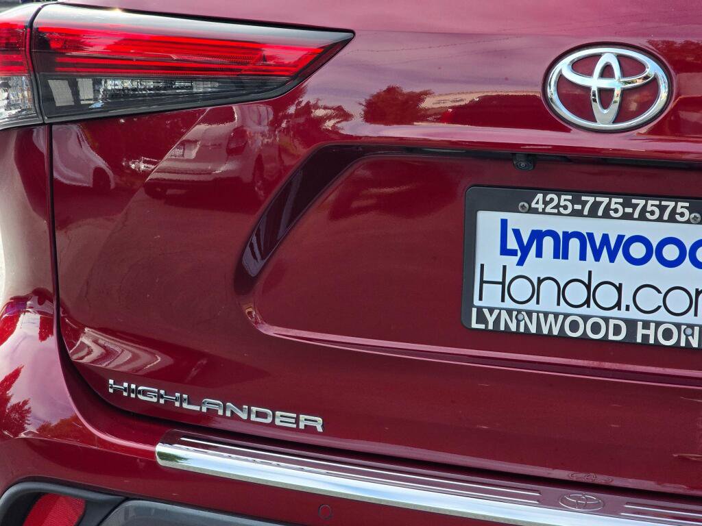 Used 2021 Toyota Highlander Limited FWD image 12