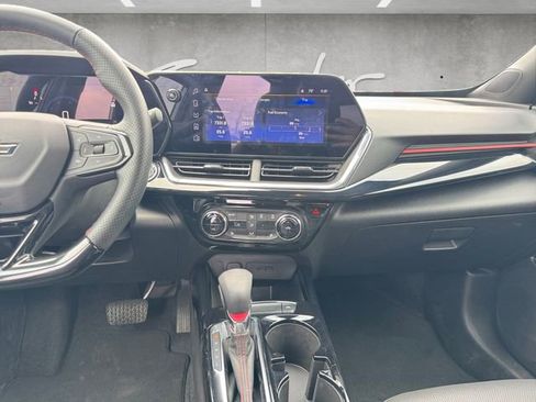 Certified 2025 Chevrolet Trax RS image 3