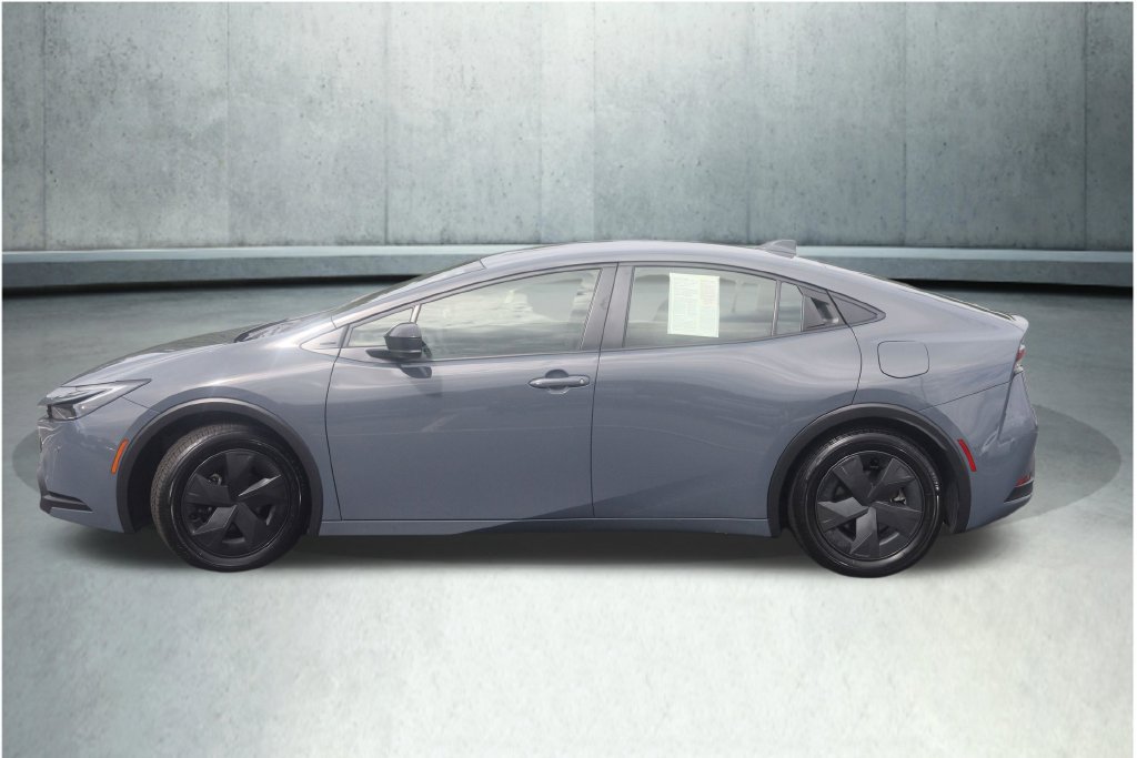 Used 2025 Toyota Prius LE FWD image 8