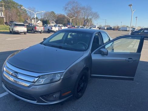 Used 2010 Ford Fusion SE FWD image 2