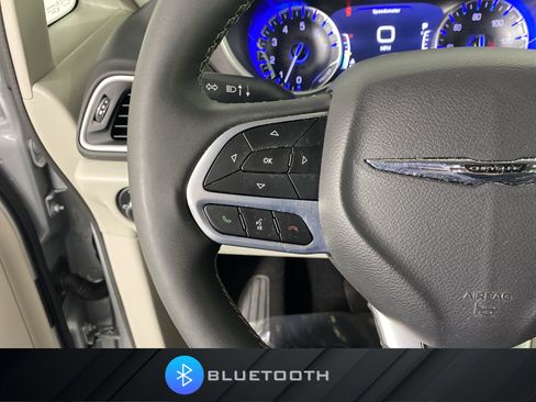 Used 2024 Chrysler Pacifica Touring-L image 22