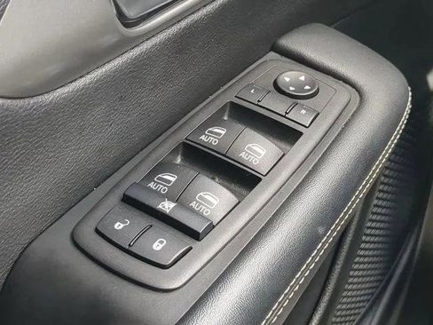 Certified 2025 Chrysler Pacifica Select FWD image 30