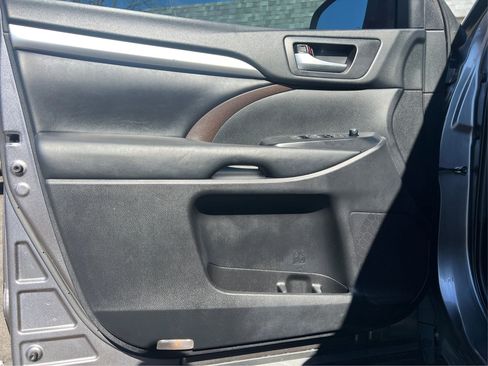 Used 2019 Toyota Highlander XLE image 17
