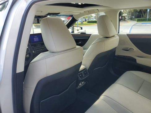 Certified 2025 Lexus ES 350 w/ Premium Package image 17