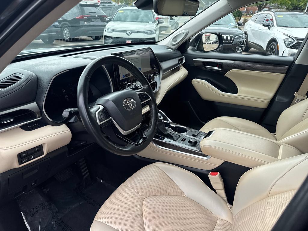 Used 2023 Toyota Highlander Limited AWD/4WD image 16