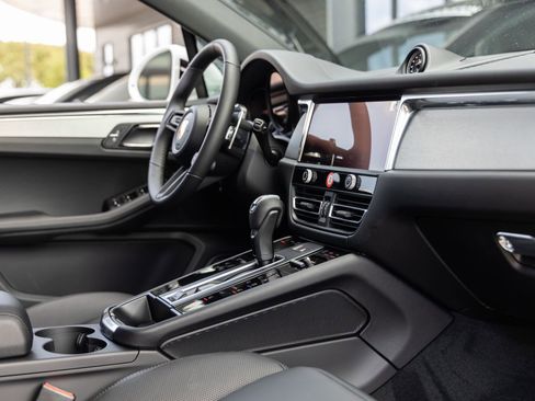 Certified 2026 Porsche Macan AWD/4WD image 46