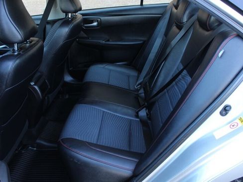 Used 2015 Toyota Camry SE w/ Moonroof Package FWD image 13