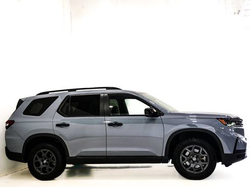 Used 2025 Honda Pilot TrailSport image 5