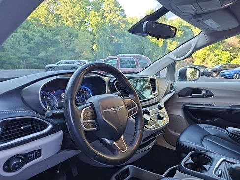 Used 2023 Chrysler Pacifica Touring-L FWD image 9