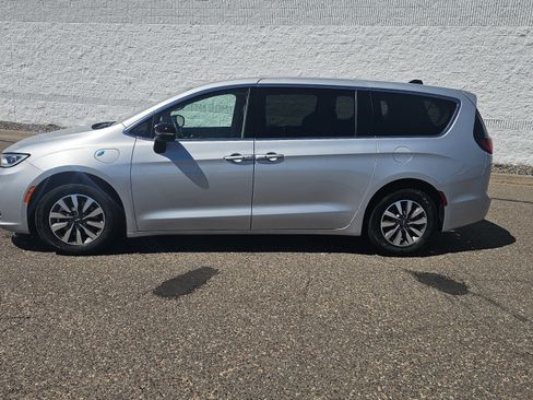 Used 2024 Chrysler Pacifica Limited FWD image 3