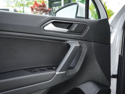 Used 2018 Volkswagen Tiguan SE FWD image 15
