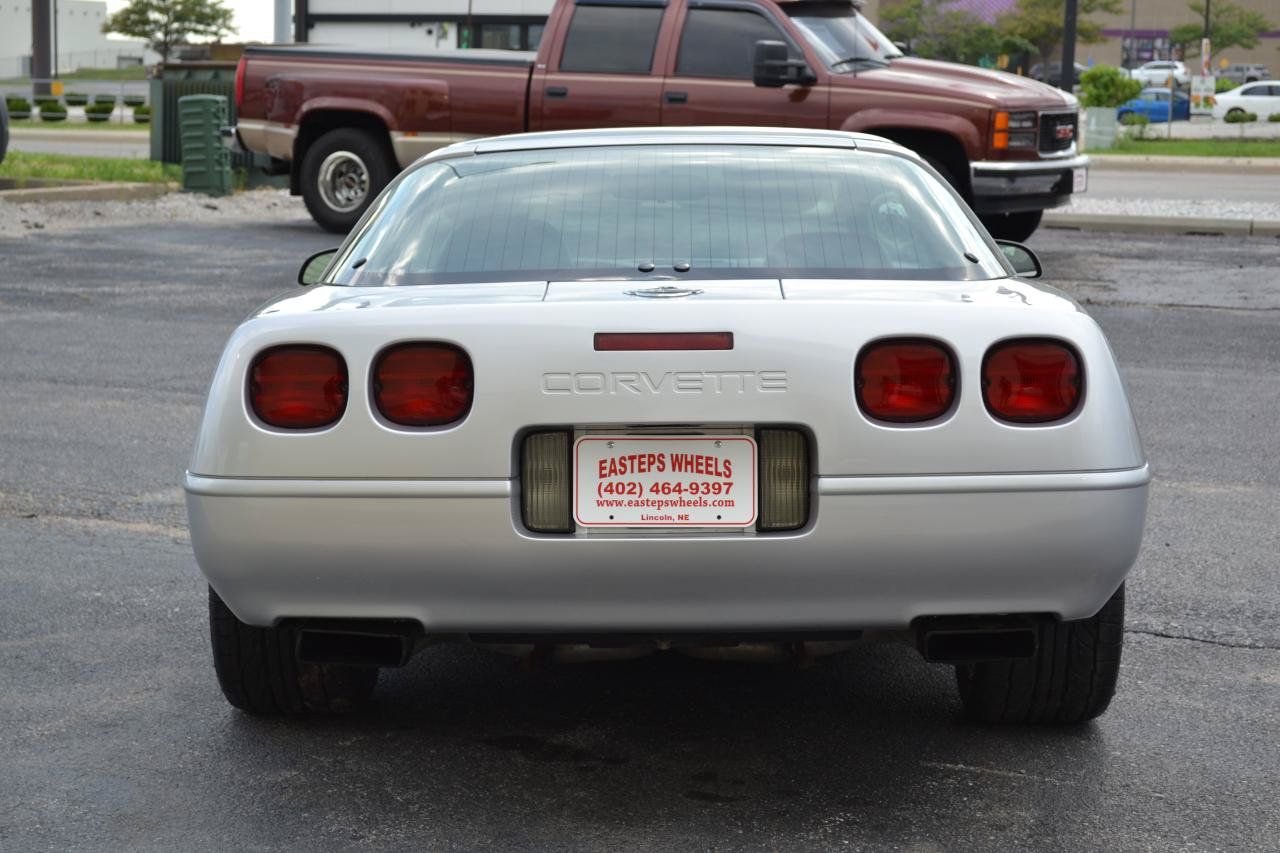 Used 1996 Chevrolet Corvette Coupe RWD image 8