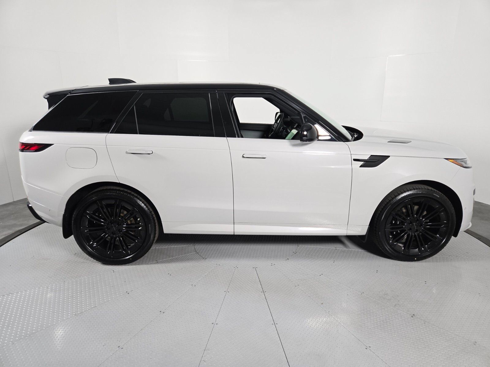 New 2026 Land Rover Range Rover Sport Dynamic SE AWD/4WD image 6