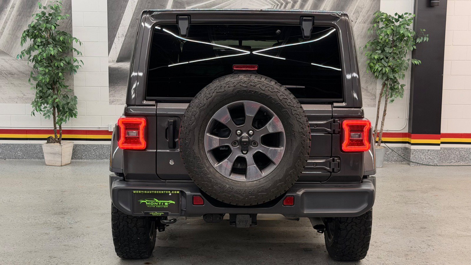 Used 2019 Jeep Wrangler Unlimited Sahara AWD/4WD image 7