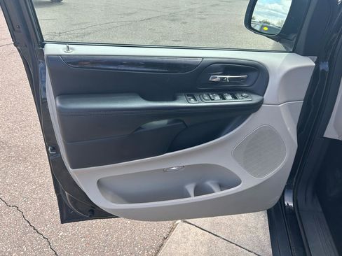 Used 2016 Dodge Grand Caravan SXT FWD image 14