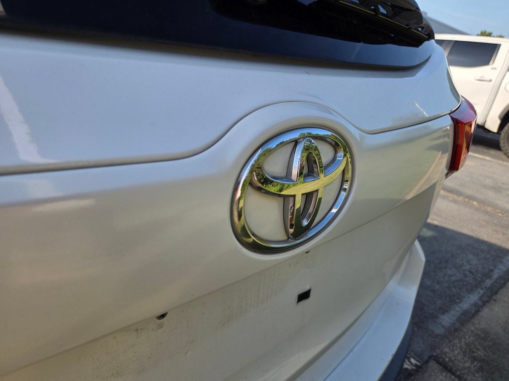 Used 2018 Toyota Highlander LE FWD image 7