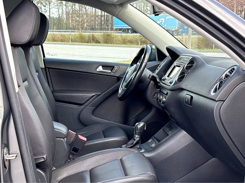 Used 2016 Volkswagen Tiguan S image 6