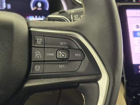 Used 2023 Jeep Grand Cherokee Limited AWD/4WD image 31