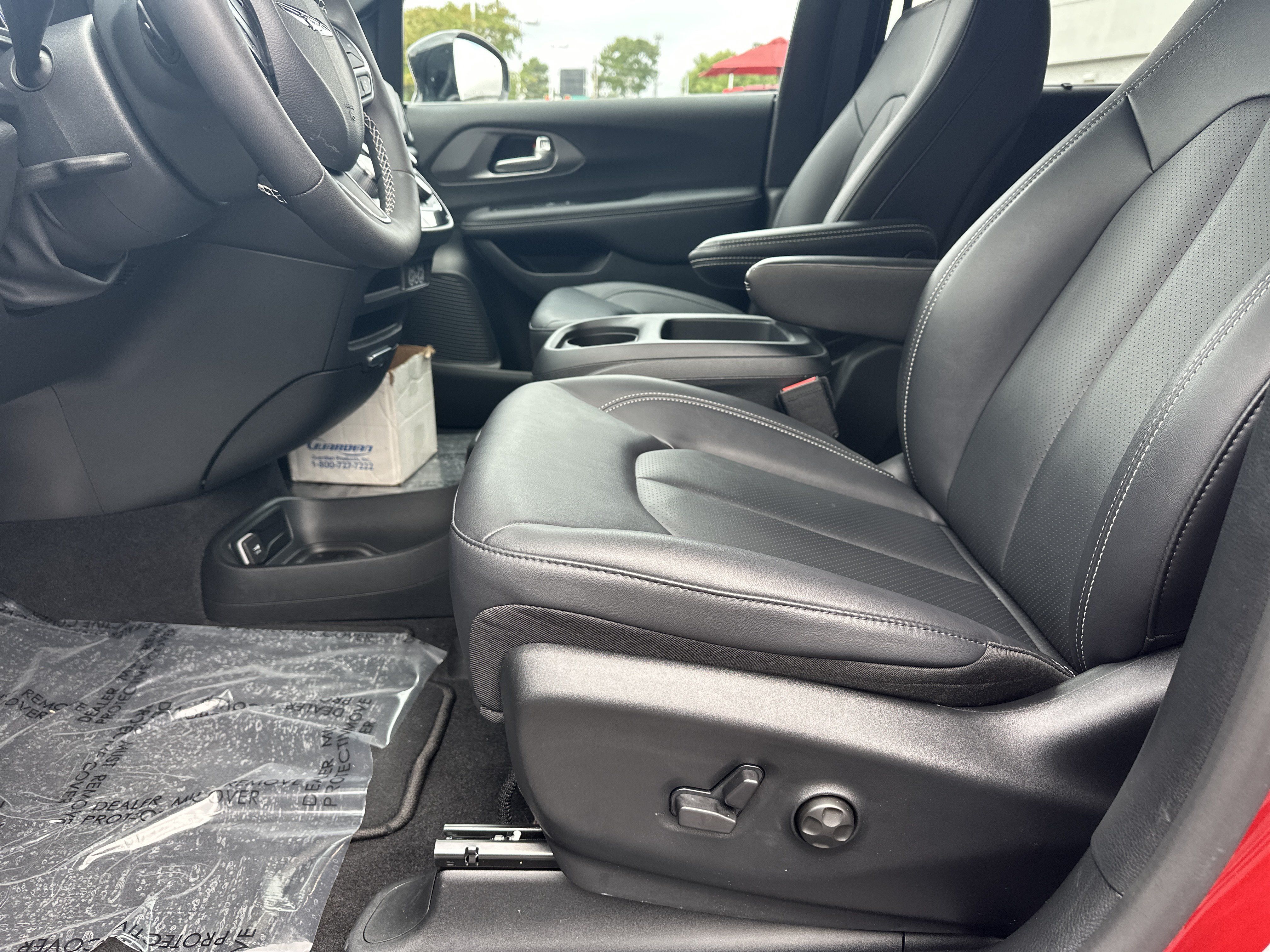 Used 2025 Chrysler Voyager LX FWD image 10