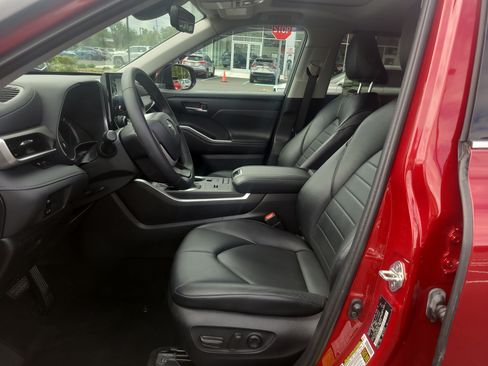 Used 2022 Toyota Highlander XLE AWD/4WD image 16