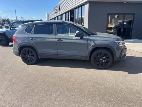 Used 2024 Volkswagen Taos SE w/ Panoramic Sunroof Package image 2