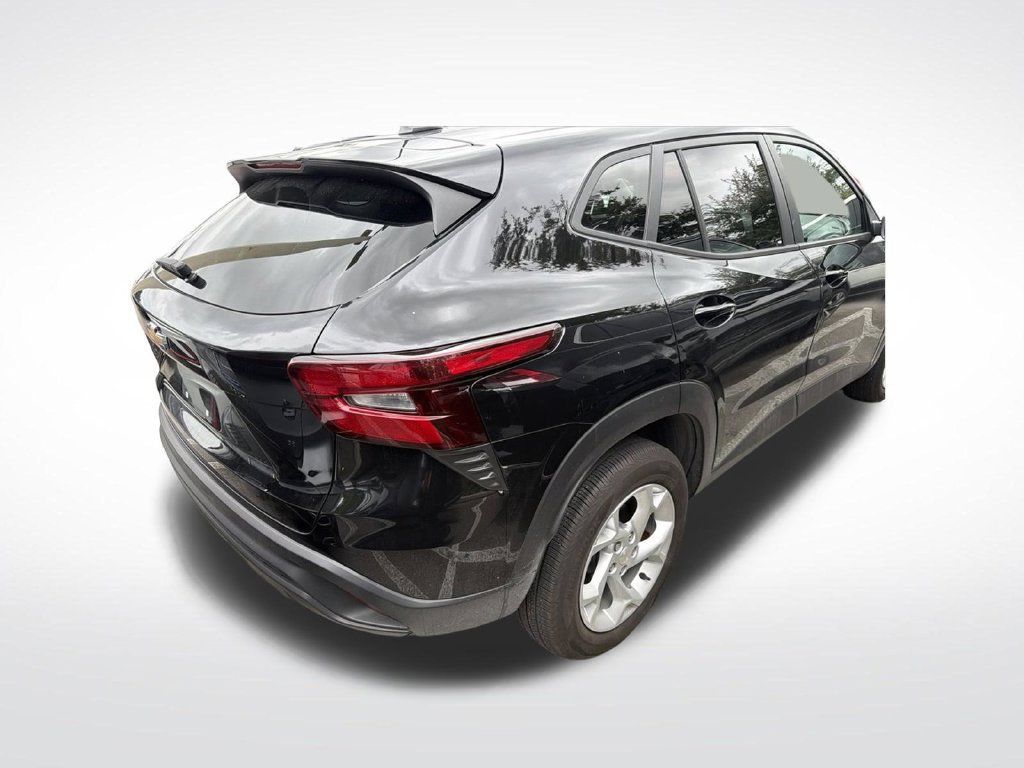 Used 2026 Chevrolet Trax LS w/ LS Convenience Package FWD image 4