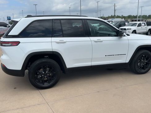 Used 2025 Jeep Grand Cherokee Altitude AWD/4WD image 9