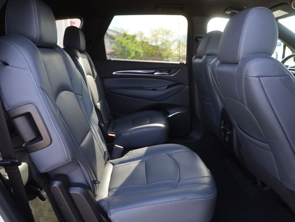Used 2022 Buick Enclave Essence AWD/4WD image 16