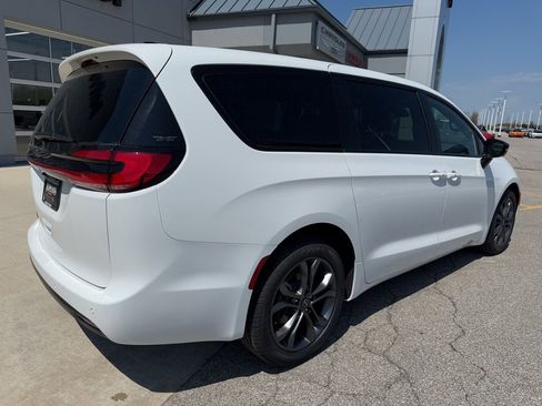 New 2026 Chrysler Pacifica Select FWD image 4