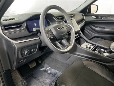 Used 2023 Jeep Grand Cherokee Altitude image 9