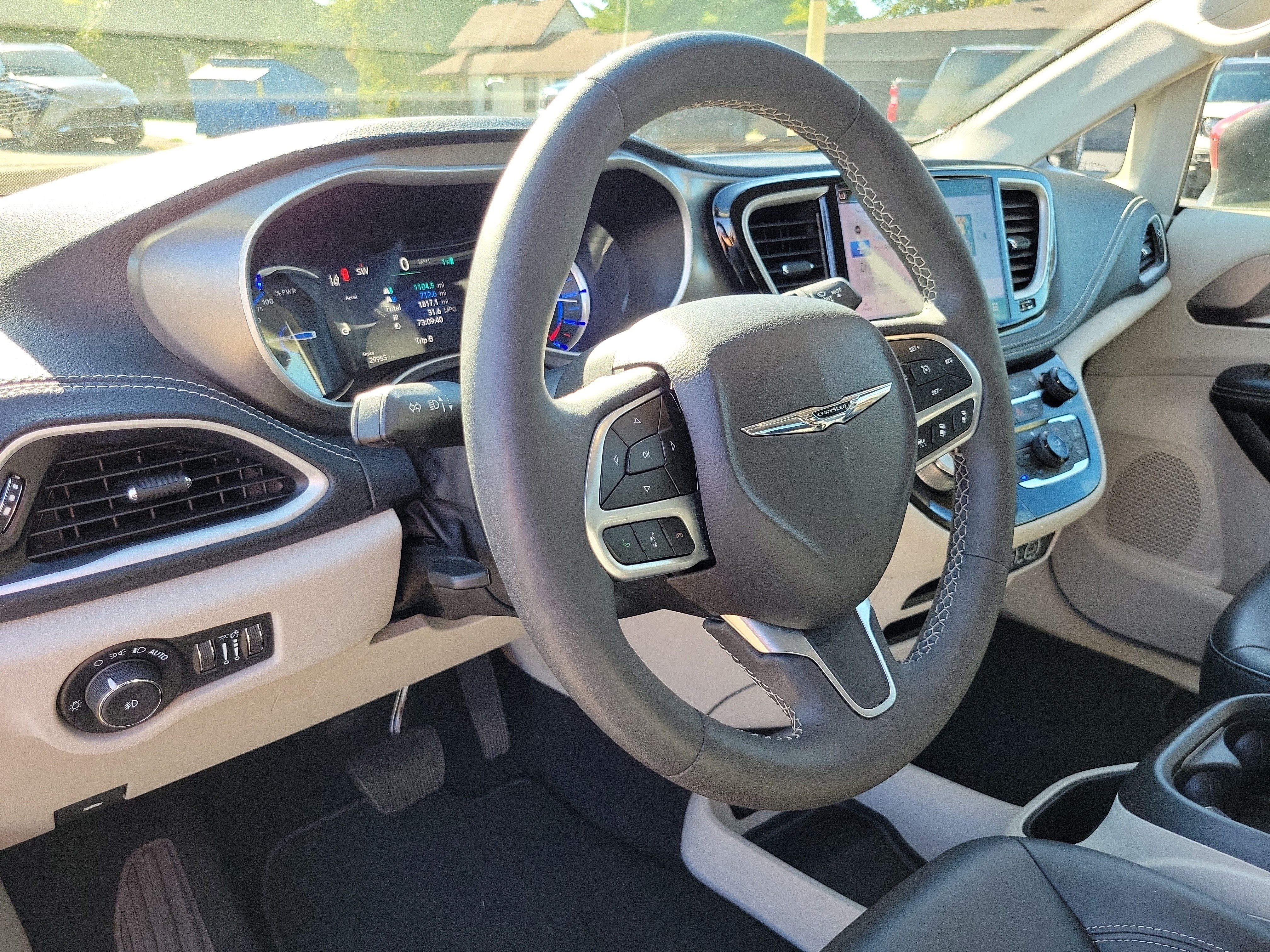 Used 2023 Chrysler Pacifica Touring-L FWD image 10