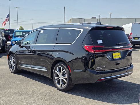 New 2026 Chrysler Pacifica Pinnacle image 4