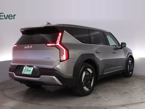 Used 2024 Kia EV9 Light Long Range RWD image 3