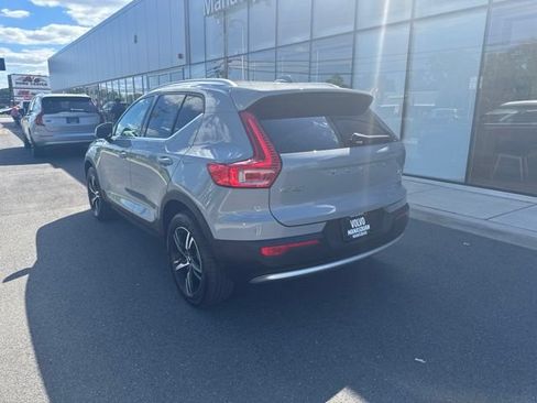 Used 2025 Volvo XC40 B5 Core AWD/4WD image 3