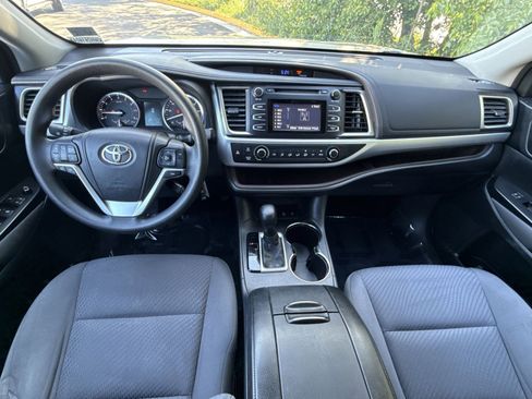 Used 2014 Toyota Highlander LE AWD/4WD image 20