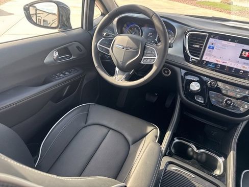 New 2026 Chrysler Pacifica Limited image 18