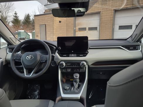 Used 2023 Toyota RAV4 Limited image 19