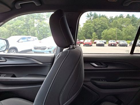 Used 2024 Jeep Grand Cherokee Laredo image 17