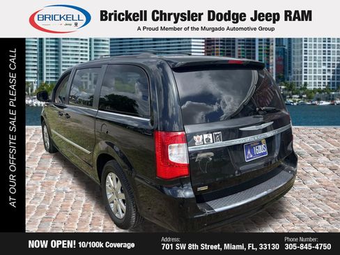 Used 2016 Chrysler Town & Country Touring FWD image 3