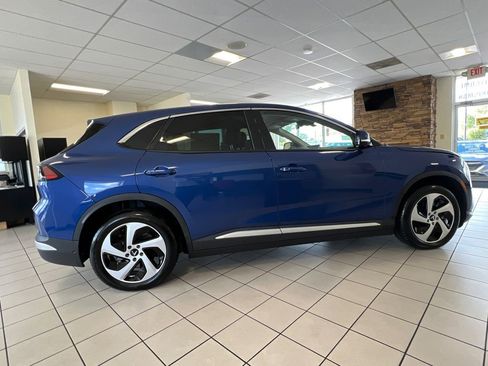 New 2025 VinFast VF 8 Eco image 3