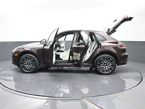 Certified 2026 Porsche Macan AWD/4WD image 32