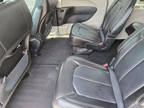 Used 2023 Chrysler Pacifica Touring-L FWD image 29