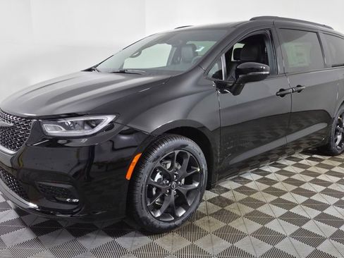 New 2026 Chrysler Pacifica Select image 3