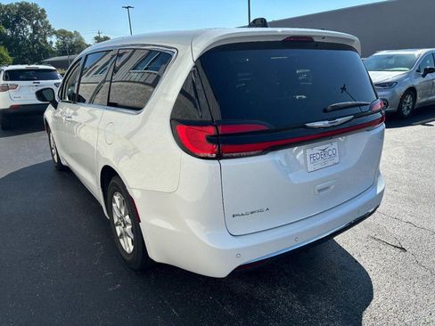 Used 2024 Chrysler Pacifica Touring-L FWD image 6