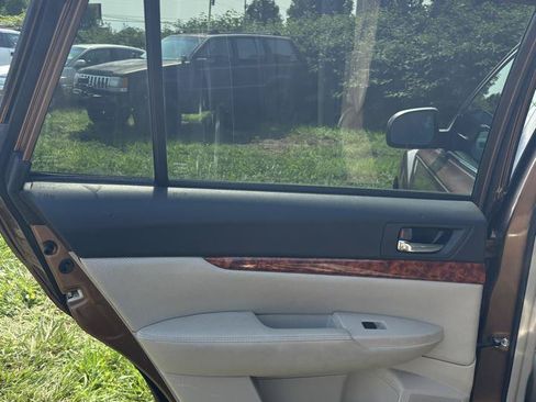 Used 2011 Subaru Outback 2.5i Limited AWD/4WD image 21