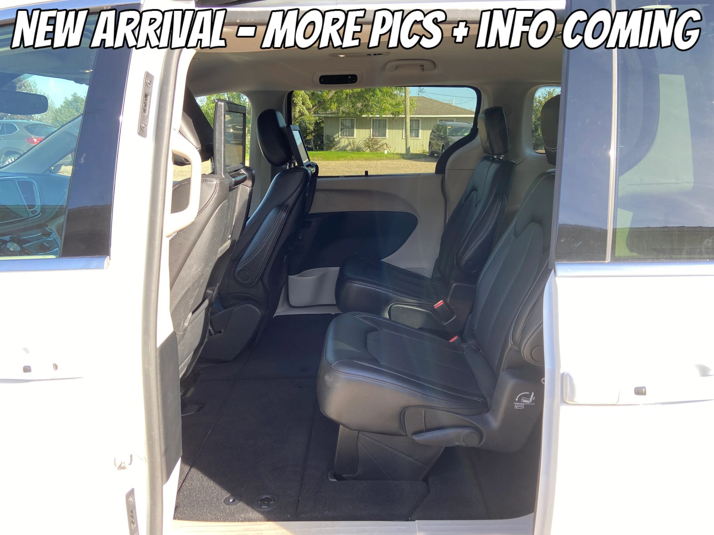 Used 2023 Chrysler Pacifica Touring-L w/ Uconnect Theater Family Group AWD/4WD image 6