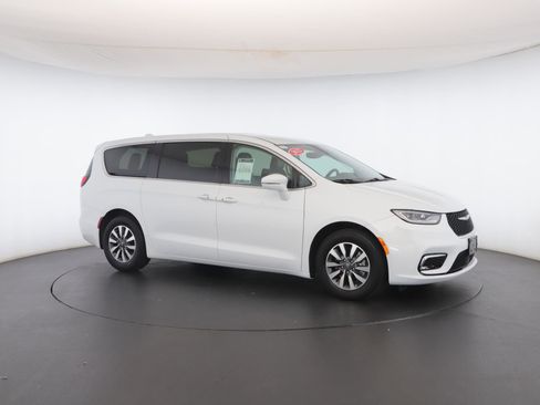 Used 2022 Chrysler Pacifica Touring-L image 32