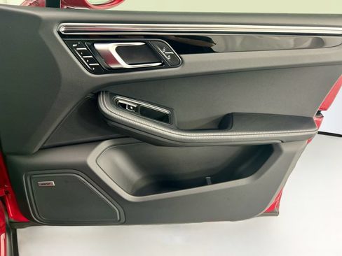 Certified 2025 Porsche Macan AWD/4WD image 25
